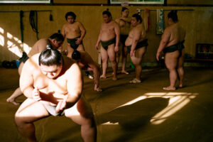 大相撲力士が朝稽古をする写真
