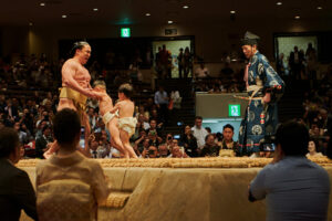 間垣親方と息子の取組の様子